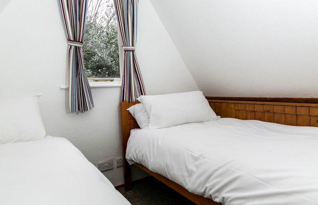 Chalet-sleeps6-parking-garden-pool - Foto 2