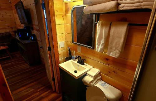 The Windstorm Cabin - Pet-friendly & a 2-person Jacuzzi hot tub! - Foto 17