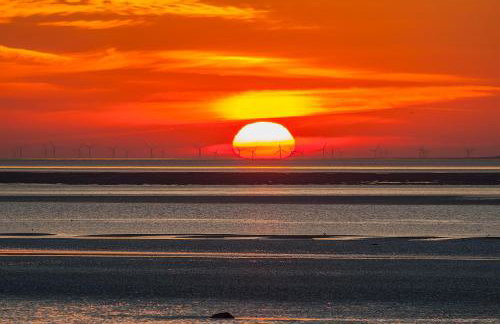 Morecambe Central balcony with sea view - Photo 8