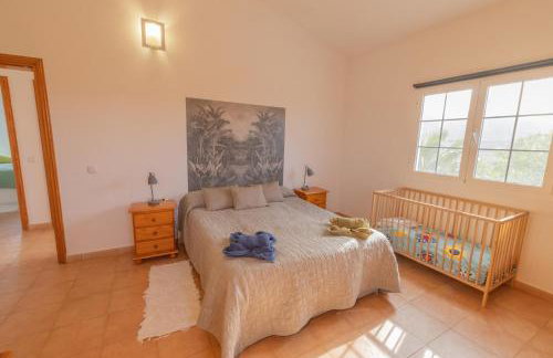 Casa Amaya - Spacious House with Pool, Large Garden, BBQ, 2 Terraces, and Ideal Location - Foto 10