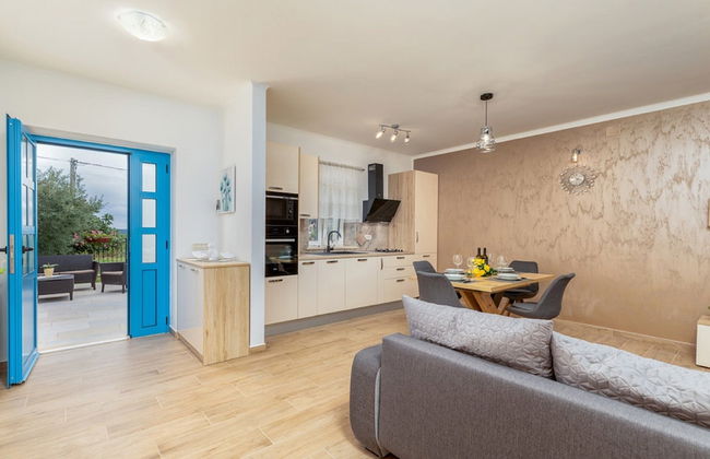 Stylish Villa With Swimming Pool and Garden - Photo 11