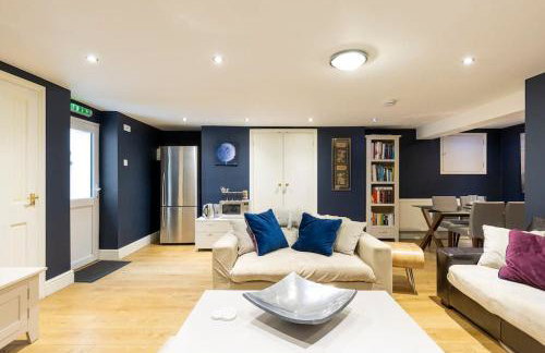 2 double bedroom large modern self contained apartment Free parking - Foto 12