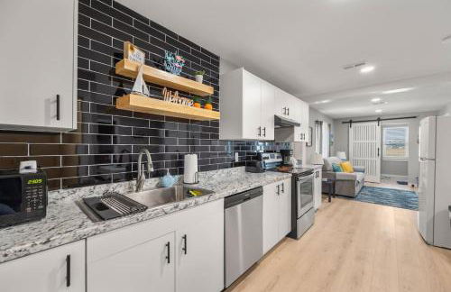 Lakeside Bliss 2BR, 1BA with All Modern Comforts - Foto 12