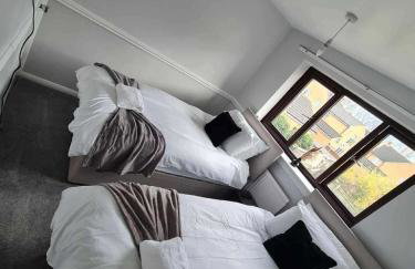 Spacious 4 Bedroom House in Corby Sleeps 9 Parking - Foto 11