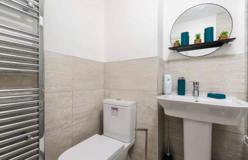 Stylish Innsworth home with garden & parking - Photo 22