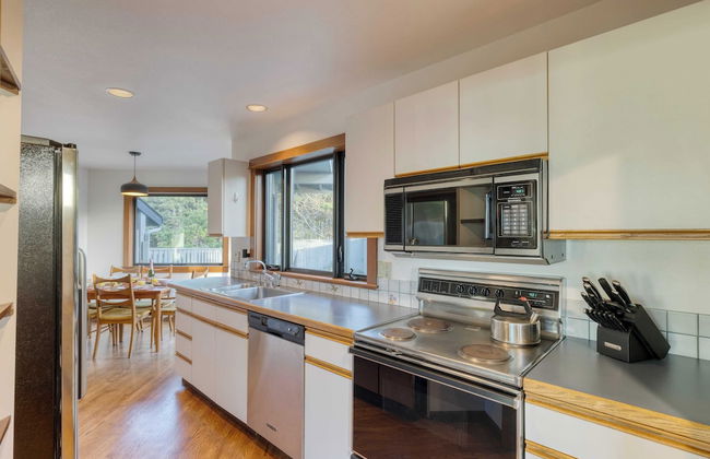 Half Block to Beach w/ Oceanview, Patio + Balcony The Shore Pine by Avantstay - Foto 13