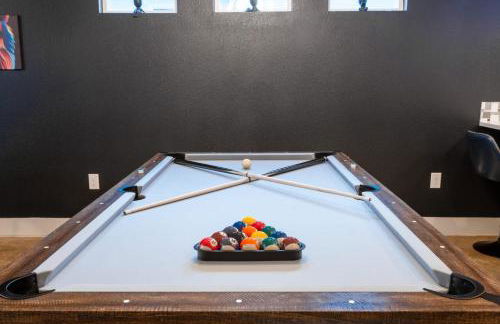 Upstay Entertainment Hub w Games & Outdoor Firepit - Foto 9