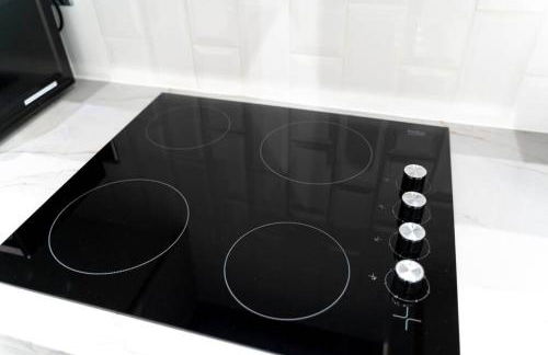 Cheerful 2 Bedroom Homely Apartment, Sleeps 4 Guest Comfy, 1x Double Bed, 2x Single Beds, Free Parking, Free WiFi, Suitable For Business, Leisure Guest, Contractors, QE Hospital, Glasgow, Near Airport & City Centre, Perfect For Common Wealth Games 2026 - Foto 13