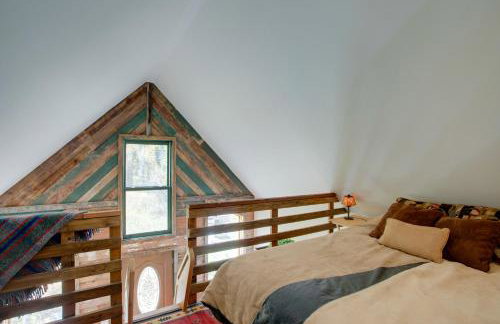 Colorful Cabin w/ Teepee, Fire Pits & Mtn Views! - Foto 15