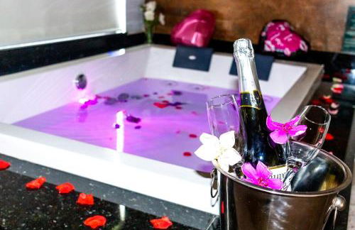 Chalé Canto do Galo 1 - Hidro da Jacuzzi, Lareira Ecológica, Cozinha Completa, Wi-Fi 80mbps, próximo a comércio local e relaxando ao som do riacho - Photo 10