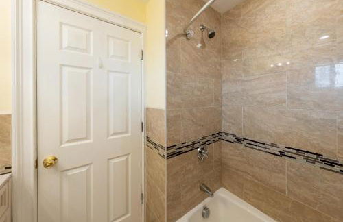 90 - 4BR Dorchester - Sleek Apt near Marina Bay - Photo 12