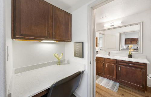 Brightshaven CoolSprings, Modern 1Bed with EV Parking in Frisco - Foto 8