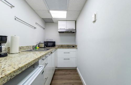 Coastal 2BR Escape | Walk to Beach & 2 Queen Beds - Foto 24