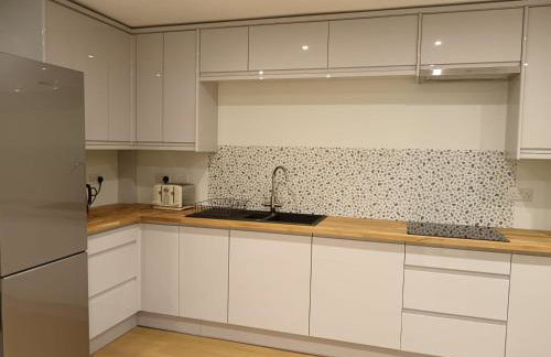 Stunning 4 BR Townhouse for 8 With Free Parking - Foto 12