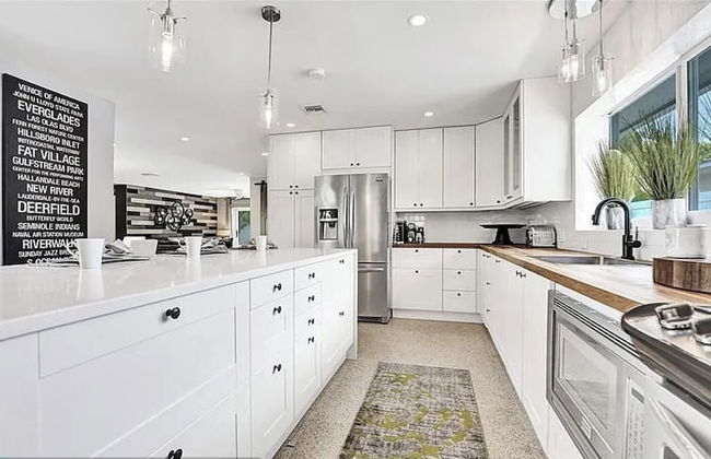 Beach Bliss 10 Mins to Waves 3BR Oasis With Pool - Foto 15