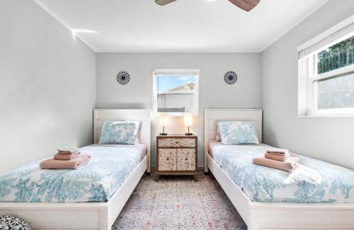 Boho Tiki Villa w Heated Saltwater Pool, King Beds & 6TVs - Photo 16