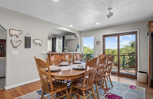 Lakefront Retreat with Deck Movie Room and Yard - Foto 7