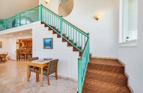 Oceanfront Castle with Hot Tub and Game Room - Foto 9