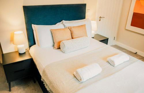 Stylish 2 Bed City Centre Apartment with Parking - Photo 25