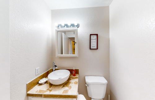 Retro home with enclosed yard, covered patio, grill, firepit, AC, & washer, dryer - Foto 10