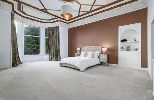 Extravagant 6 Bed Victorian Townhouse with Hot Tub - Photo 1