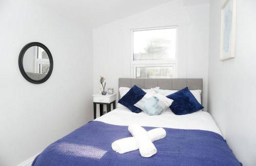 Luxury 3-Bedroom Home , with Free parking - Photo 24