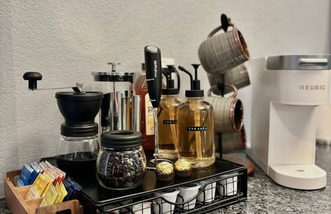 French Inspired Stay Fireplace Coffee bar Cozy - Foto 9