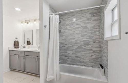 Landmark Lakehouse - luxury living in PLX - Foto 35