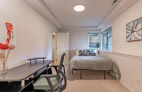 Spacious & Serene 6-Br Family Retreat in Kirkland - Photo 10