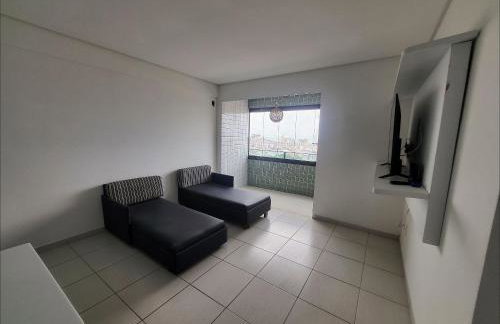Confortável apartamento com 2 quartos, sendo um suíte, varanda, ampla sala, cozinha área de serviço e banheiro social - Foto 25