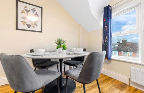 Lovely 4-BR Home In Leyton - Sleeps 14, Near Tube, Arcade, 100inchTV - Foto 53