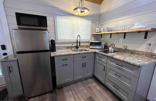 Blissful Nook Tiny Home, Cozy Retreat, Hot Tub, Close to Town, Deep Creek, & Entrance to National Park - Foto 10