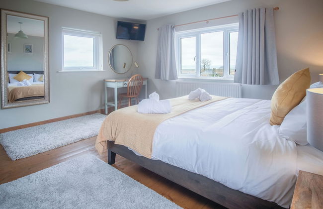 Hill House - 4 Bedroom - Llanrhidian - Photo 13