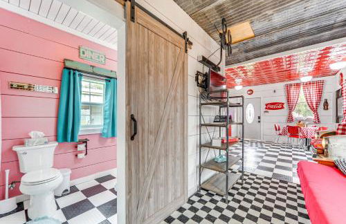 Fifties Diner-Style Llano Home with Shared Fire Pit - Photo 18