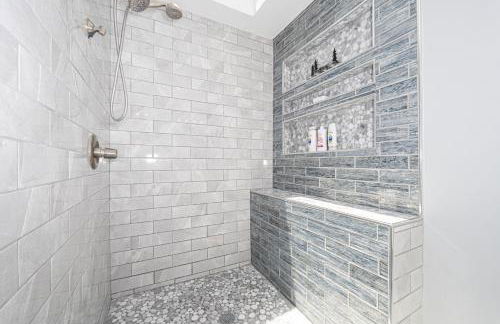 Firepit Games Grill Hot Tub Arcade & King Bed - Photo 15