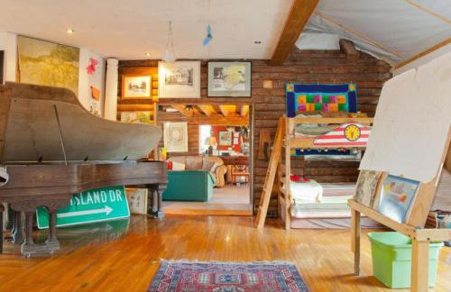 Eclectic Riverfront Log Cabin and Artist Retreat for Groups in Castle Hayne, North Carolina - Foto 14