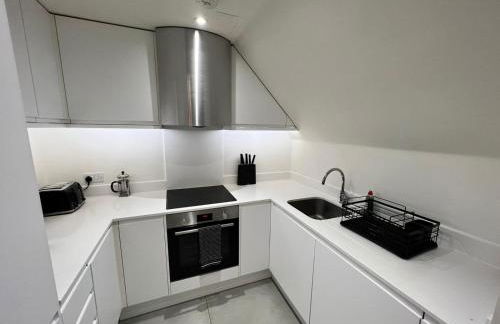 New! Modern Elegant 2-Bed Apartment, free parking - Photo 6