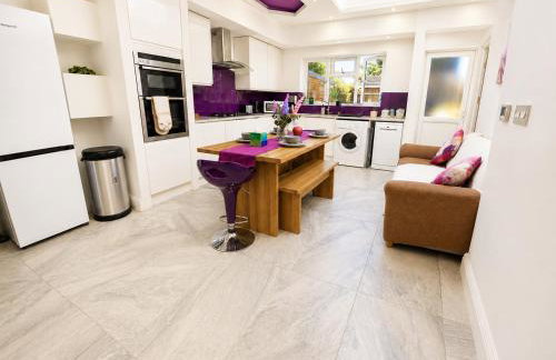 Spacious 5BR Home with Garden, Games & Parking Near Heathrow Windsor - Foto 14