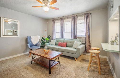 Cozy & Comfy - Few blocks away from Plaza District - Foto 8