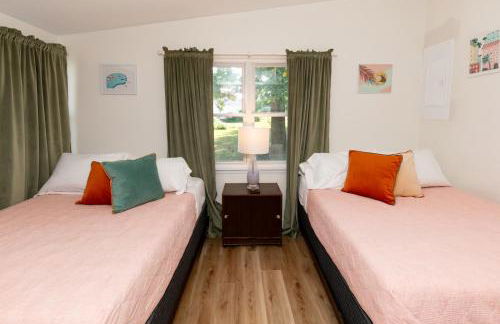 Mid-Century Modern Themed Home with Outdoor Hot Tub - Foto 75