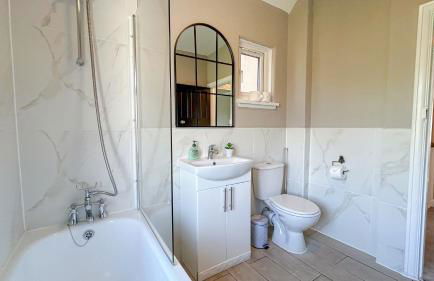 Promo Rate - New Malden 3BDR House with Garden & FREE Parking near Raynes Park, Kingston upon Thames & Wimbledon by NourNest Apartments - Foto 22