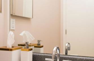 City Water View Oasis with Pool & Gym near Cruise in Heart of Seattle - Foto 29