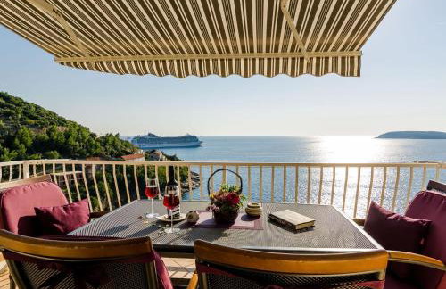 Indy's Beach Apartments -Two Bedroom Apartment with Balcony and Sea View - Photo 14