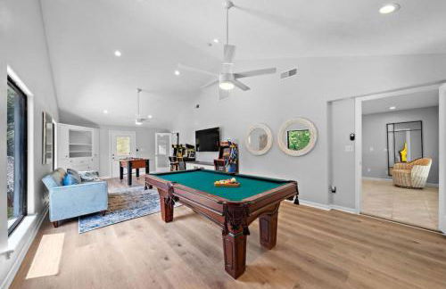 Waterfront oasis with private pool, game room, fire pit and volleyball court - Foto 33