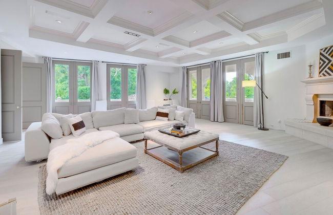 Carolwood - Modern Tuscan Villa With Rolling Lawns and Loggia in Holmby Hills - Photo 26