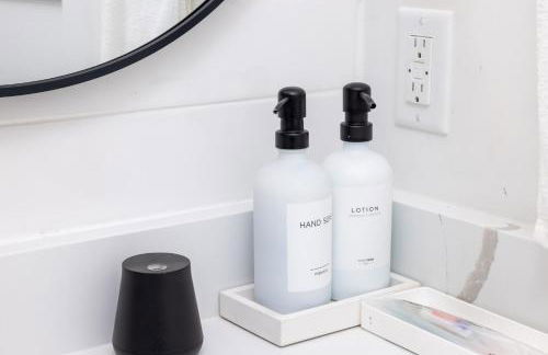 Luxe Retreat, Modern Gem with Private Backyard Oasis - Foto 38