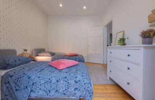 Plumeria - Grand Appartement 75m2 - Au calme avec Jardin - Idéal Famille ou Groupe de Travailleurs - Parking Public Gratuit - 2 Chambres - 4 Lits séparés - Foto 11