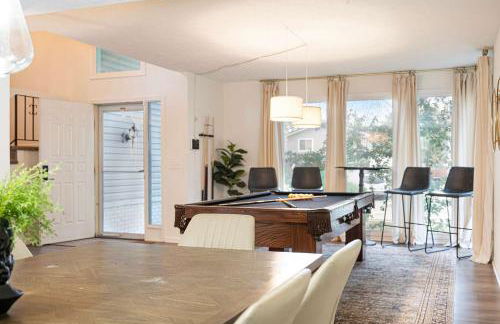 Cozy & Elegant Gem Fenced Yard BBQ & Games - Foto 14