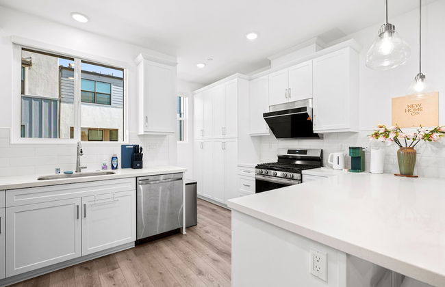 Chic Modern Retreat With Stunning Views - Photo 10