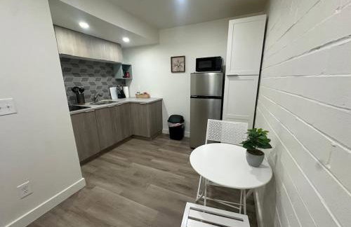 Newly remodeled bright studio - Photo 3